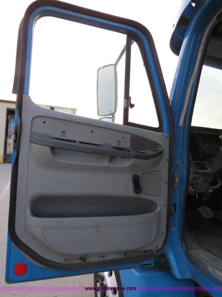 image for item B4585 2003 Freightliner Columbia semi truck