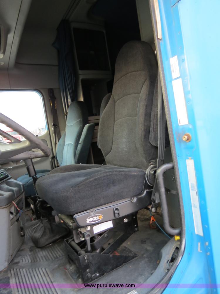 image for item B4585 2003 Freightliner Columbia semi truck