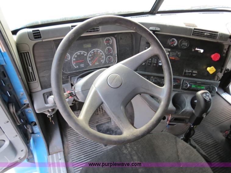 image for item B4585 2003 Freightliner Columbia semi truck