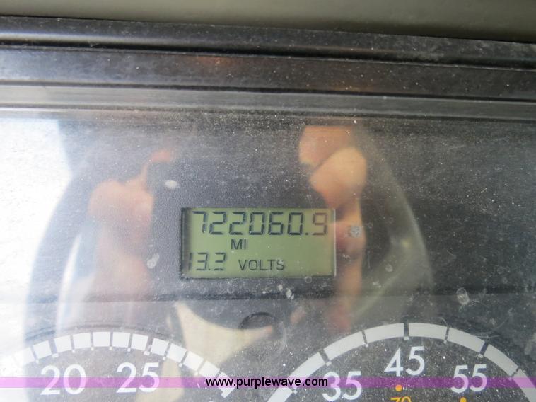 image for item B4585 2003 Freightliner Columbia semi truck