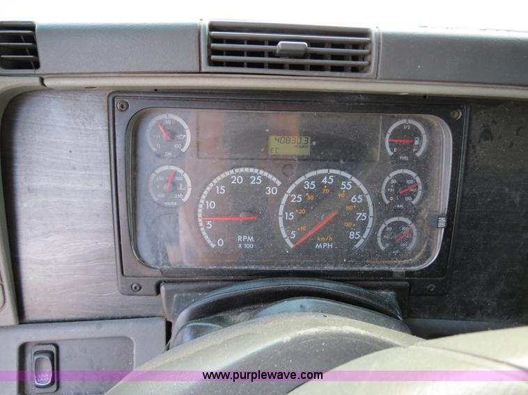 image for item B4585 2003 Freightliner Columbia semi truck