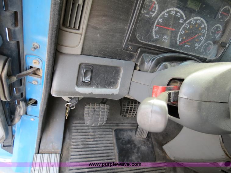 image for item B4585 2003 Freightliner Columbia semi truck