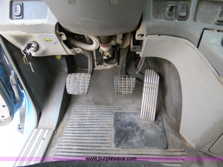 image for item B4585 2003 Freightliner Columbia semi truck