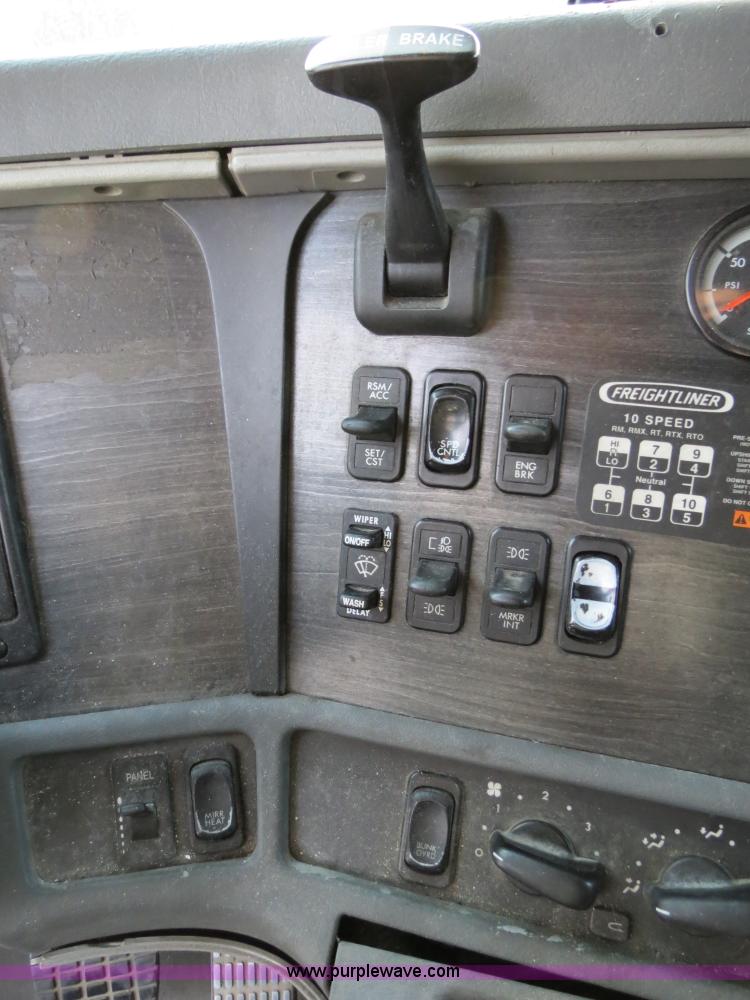 image for item B4585 2003 Freightliner Columbia semi truck