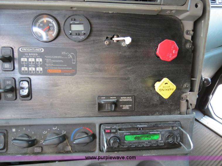 image for item B4585 2003 Freightliner Columbia semi truck