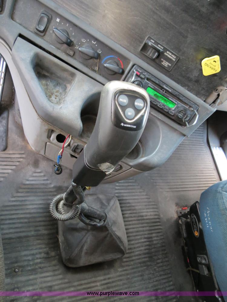 image for item B4585 2003 Freightliner Columbia semi truck