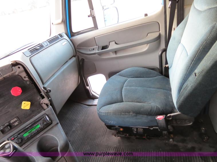 image for item B4585 2003 Freightliner Columbia semi truck