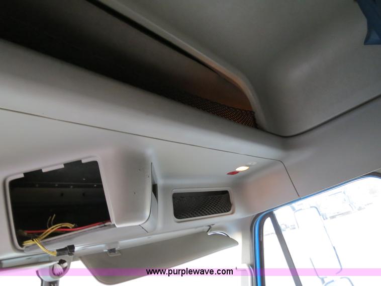 image for item B4585 2003 Freightliner Columbia semi truck