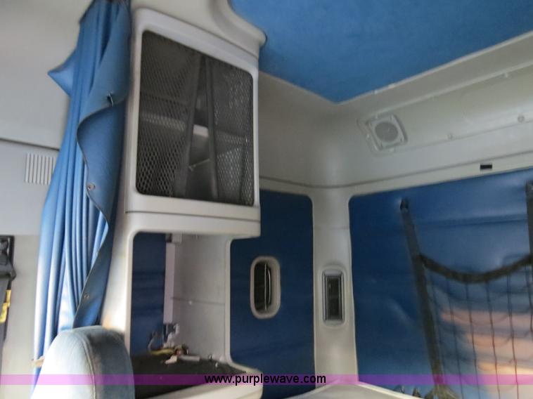 image for item B4585 2003 Freightliner Columbia semi truck