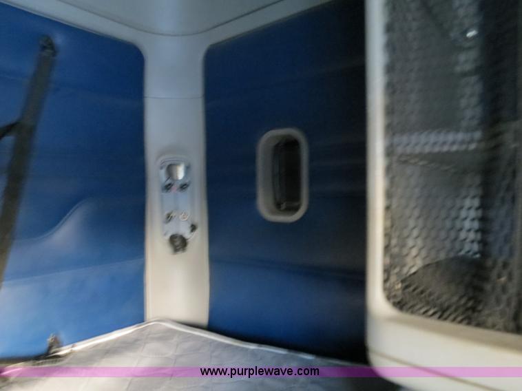 image for item B4585 2003 Freightliner Columbia semi truck