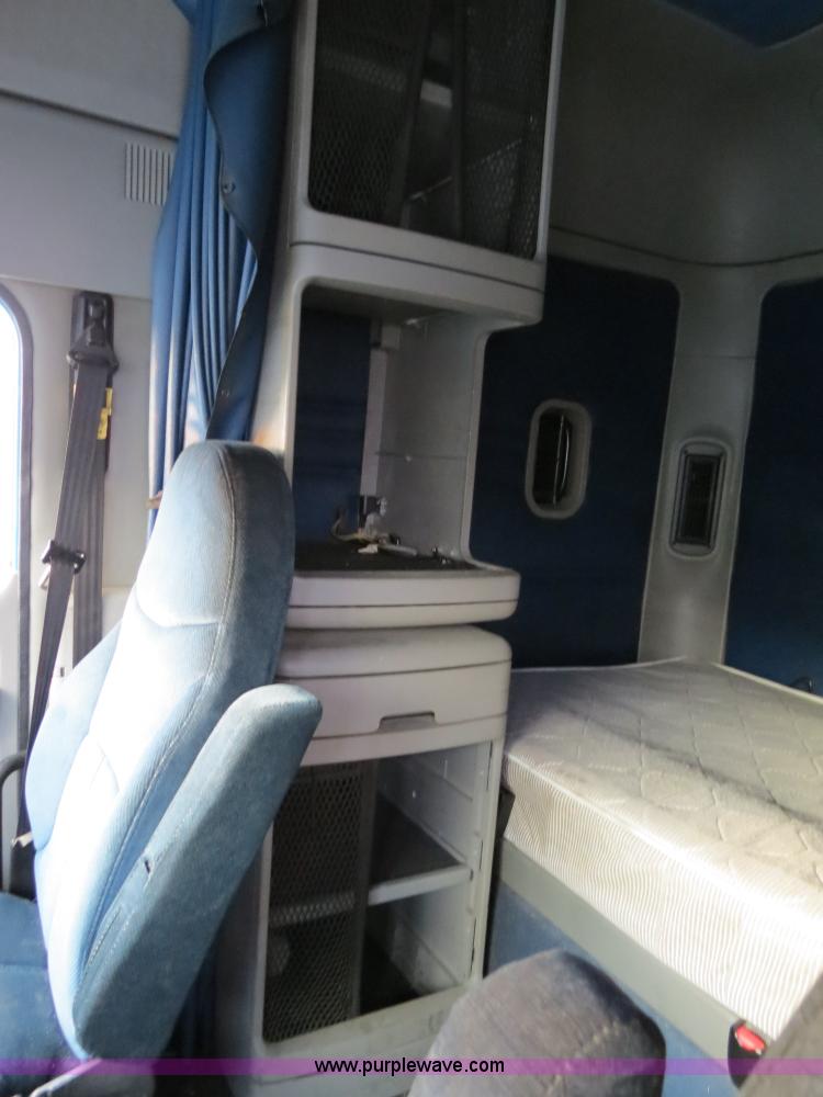 image for item B4585 2003 Freightliner Columbia semi truck