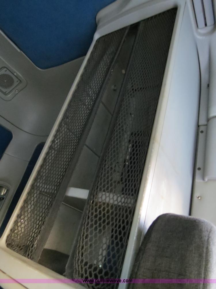 image for item B4585 2003 Freightliner Columbia semi truck