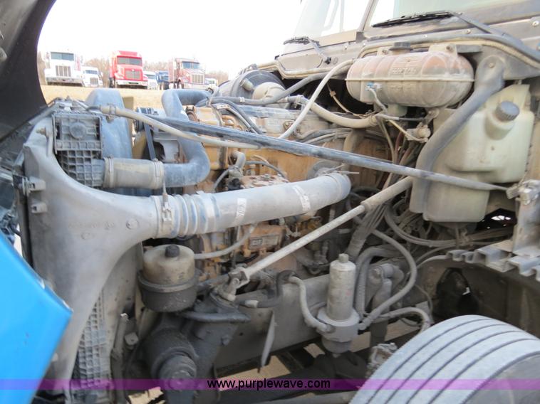 image for item B4585 2003 Freightliner Columbia semi truck