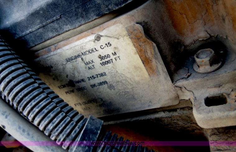 image for item B4585 2003 Freightliner Columbia semi truck