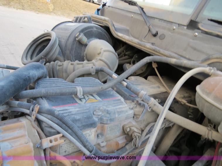 image for item B4585 2003 Freightliner Columbia semi truck