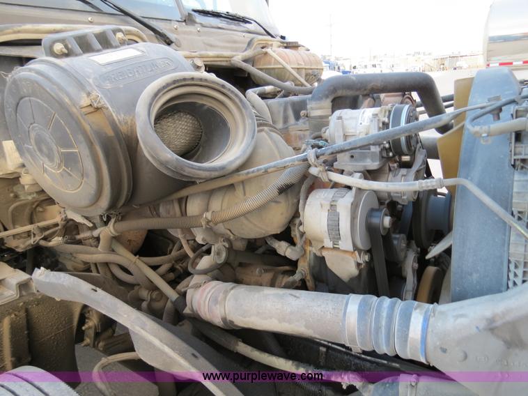 image for item B4585 2003 Freightliner Columbia semi truck