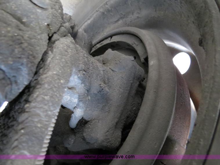 image for item B4585 2003 Freightliner Columbia semi truck