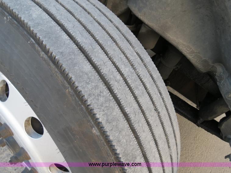 image for item B4585 2003 Freightliner Columbia semi truck