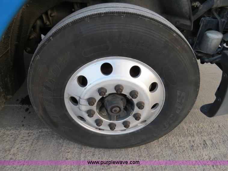 image for item B4585 2003 Freightliner Columbia semi truck