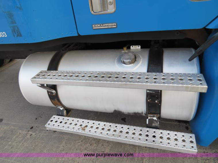 image for item B4585 2003 Freightliner Columbia semi truck