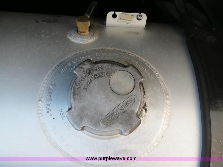 image for item B4585 2003 Freightliner Columbia semi truck