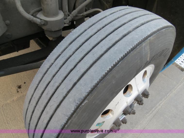 image for item B4585 2003 Freightliner Columbia semi truck