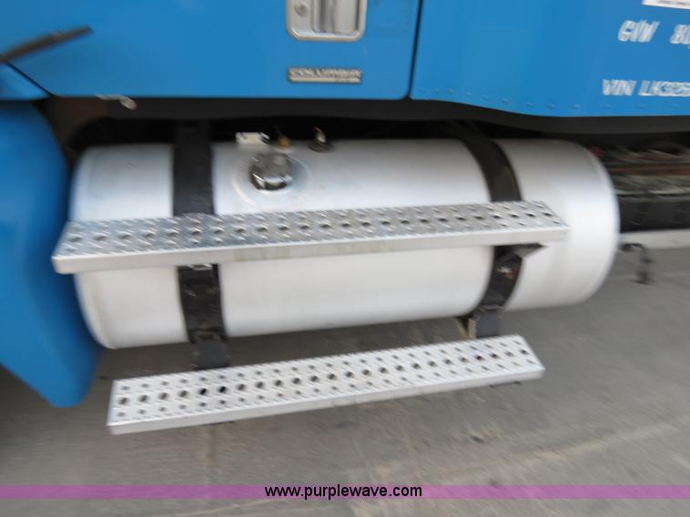 image for item B4585 2003 Freightliner Columbia semi truck