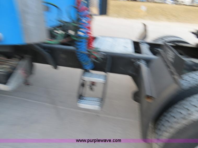 image for item B4585 2003 Freightliner Columbia semi truck