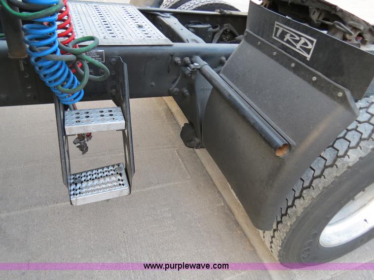 image for item B4585 2003 Freightliner Columbia semi truck