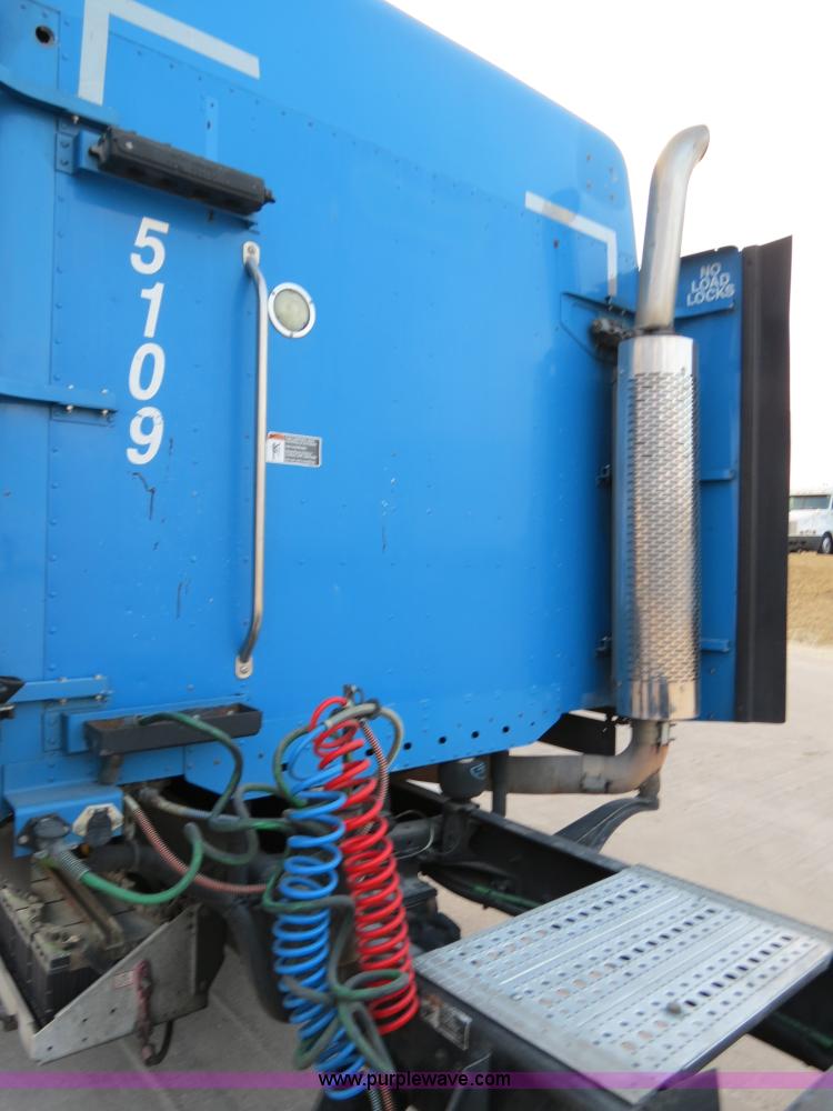 image for item B4585 2003 Freightliner Columbia semi truck