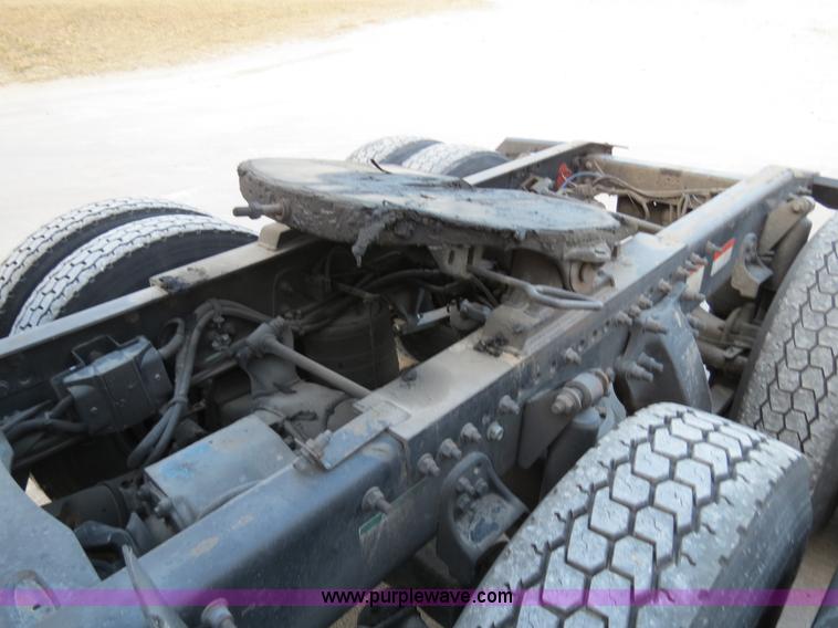 image for item B4585 2003 Freightliner Columbia semi truck