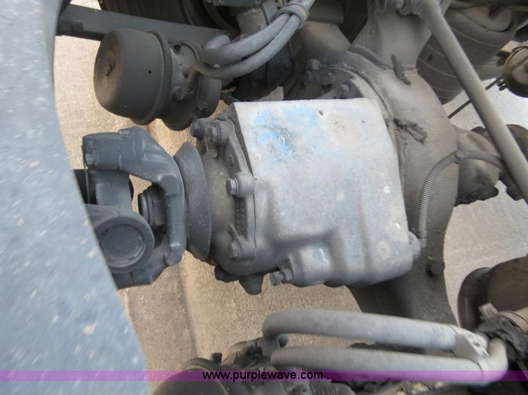 image for item B4585 2003 Freightliner Columbia semi truck