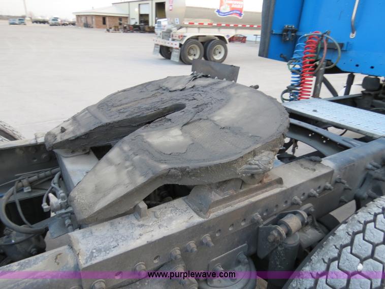 image for item B4585 2003 Freightliner Columbia semi truck