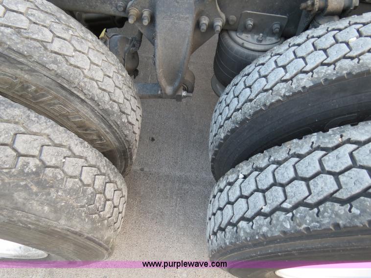 image for item B4585 2003 Freightliner Columbia semi truck