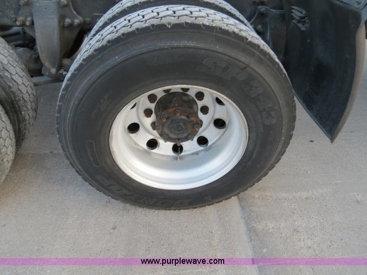 image for item B4585 2003 Freightliner Columbia semi truck