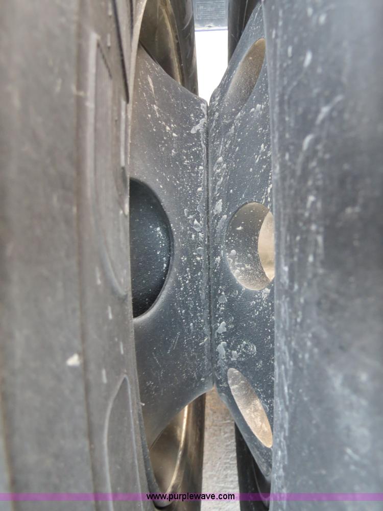 image for item B4585 2003 Freightliner Columbia semi truck