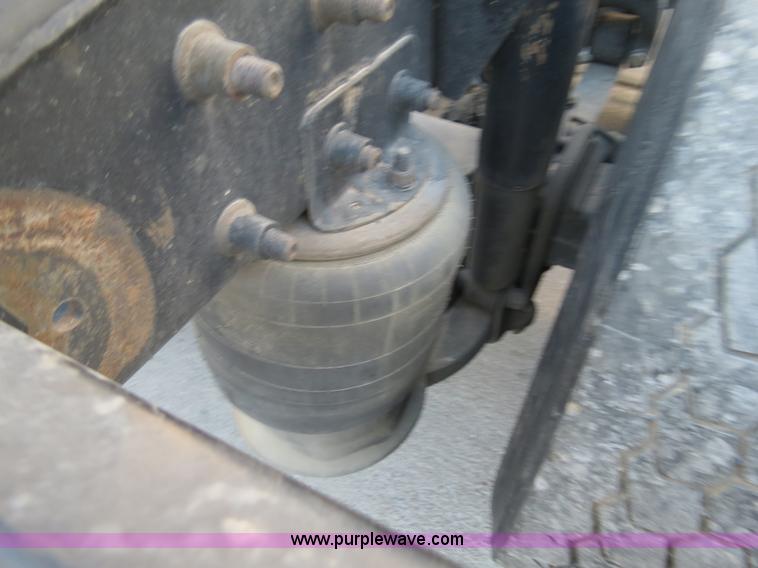 image for item B4585 2003 Freightliner Columbia semi truck