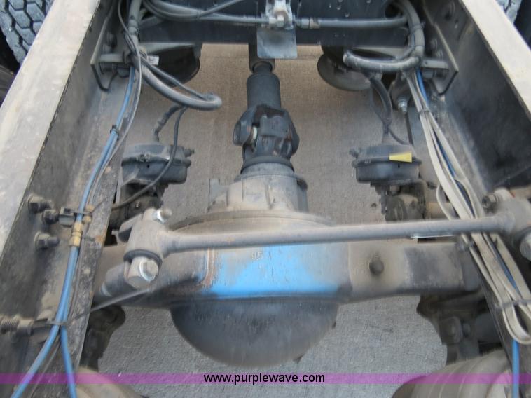 image for item B4585 2003 Freightliner Columbia semi truck