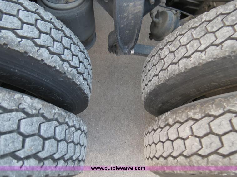 image for item B4585 2003 Freightliner Columbia semi truck