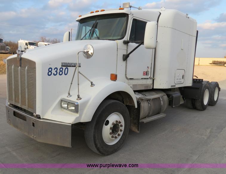 image for item B4586 1999 Kenworth T800 semi truck
