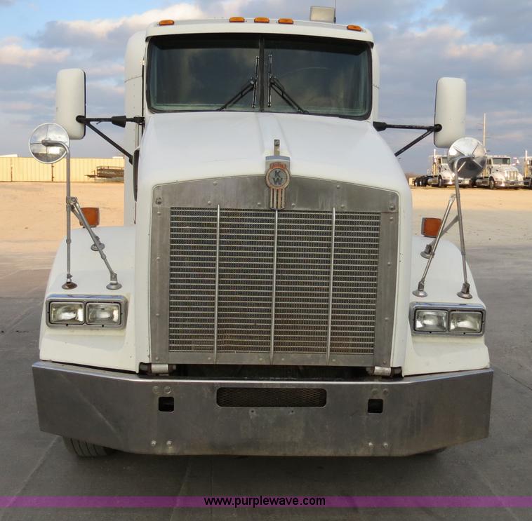 image for item B4586 1999 Kenworth T800 semi truck