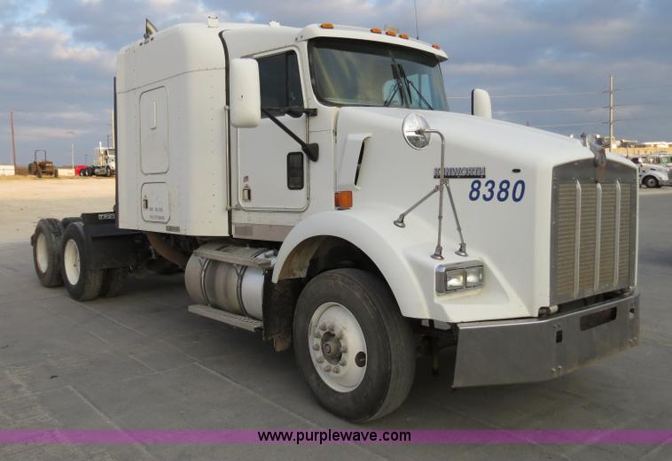 image for item B4586 1999 Kenworth T800 semi truck