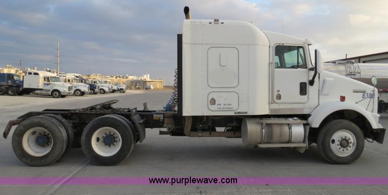 image for item B4586 1999 Kenworth T800 semi truck