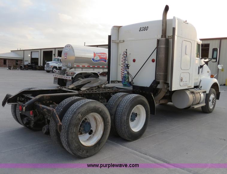 image for item B4586 1999 Kenworth T800 semi truck