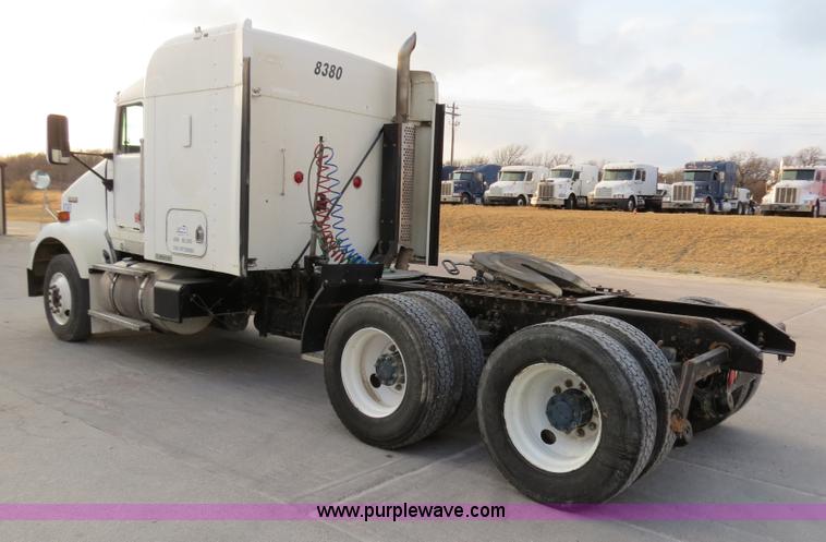 image for item B4586 1999 Kenworth T800 semi truck
