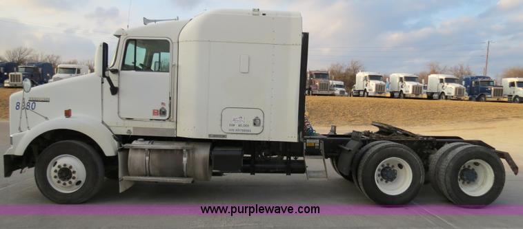 image for item B4586 1999 Kenworth T800 semi truck
