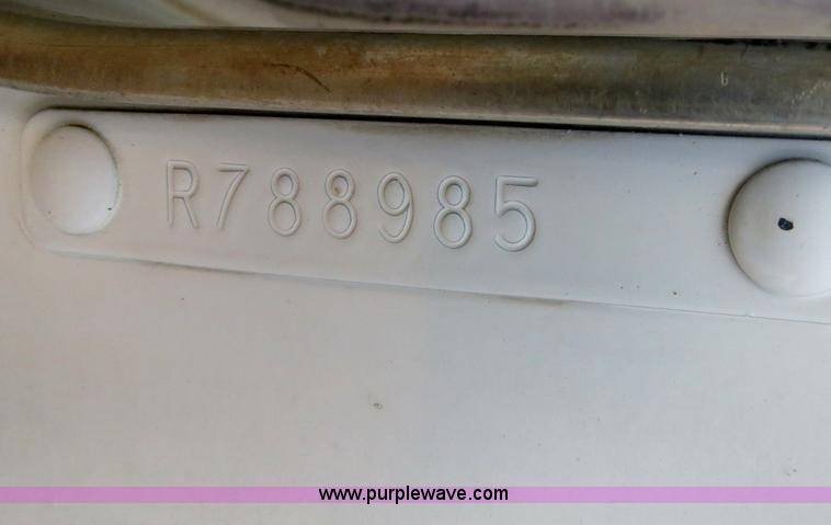 image for item B4586 1999 Kenworth T800 semi truck