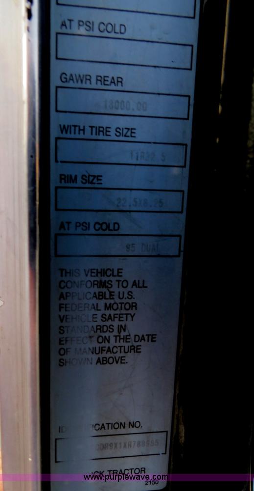 image for item B4586 1999 Kenworth T800 semi truck