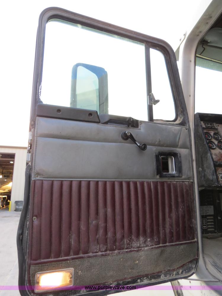 image for item B4586 1999 Kenworth T800 semi truck