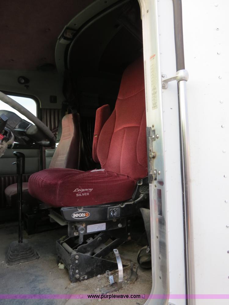 image for item B4586 1999 Kenworth T800 semi truck